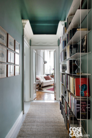 Il corridoio, che attraversa l'intero appartamento, da spazio anonimo è stato trasformato in un punto
di forza della casa. Merito soprattutto del colore delle pareti e del soffitto, dipinti in una tonalità di verde salvia scuro che ha messo in risalto le cornici over size e le porte che prima si annullavano sulle pareti bianche. In più, ha riproporzionato visivamente l'ambiente che ha il soffitto alto 340 cm.
Progetto: Arch. Clara Bona, Studio 98, Milano - www.studio98.it
Foto: Giulio Oriani e Beatrice Vergani/Vega MG