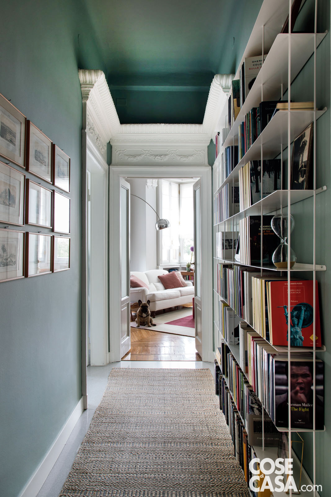 Il corridoio, che attraversa l'intero appartamento, da spazio anonimo è stato trasformato in un punto
di forza della casa. Merito soprattutto del colore delle pareti e del soffitto, dipinti in una tonalità di verde salvia scuro che ha messo in risalto le cornici over size e le porte che prima si annullavano sulle pareti bianche. In più, ha riproporzionato visivamente l'ambiente che ha il soffitto alto 340 cm.
Progetto: Arch. Clara Bona, Studio 98, Milano - www.studio98.it
Foto: Giulio Oriani e Beatrice Vergani/Vega MG