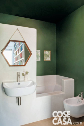La struttura di connotazione architettonica e l'originale colore verde (in una variante satura con elevata percentuale di giallo), che dalle pareti prosegue anche sul soffitto, rendono
il bagno degli ospiti una piccola oasi, minimale e pratica.
Progetto: META
Interior Architecture Milano
(arch. Caterina Marazzi, arch. Luca Miserocchi)
Milano meta-milano.com
Foto: Luca Miserocchi