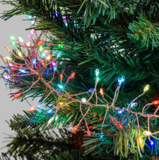 Ben 1200 microled RGB multicolori per il festone di luce di Luminalpark con il sottile cavo in rame che permette di inserirlo facilmente tra i rami; le luci lampeggiano a velocità variabile con colori sempre diversi per un Natale in technicolor. È disponibile in tre dimensioni. Misura 6 metri. Prezzo 122,67 euro. https://www.luminalpark.com