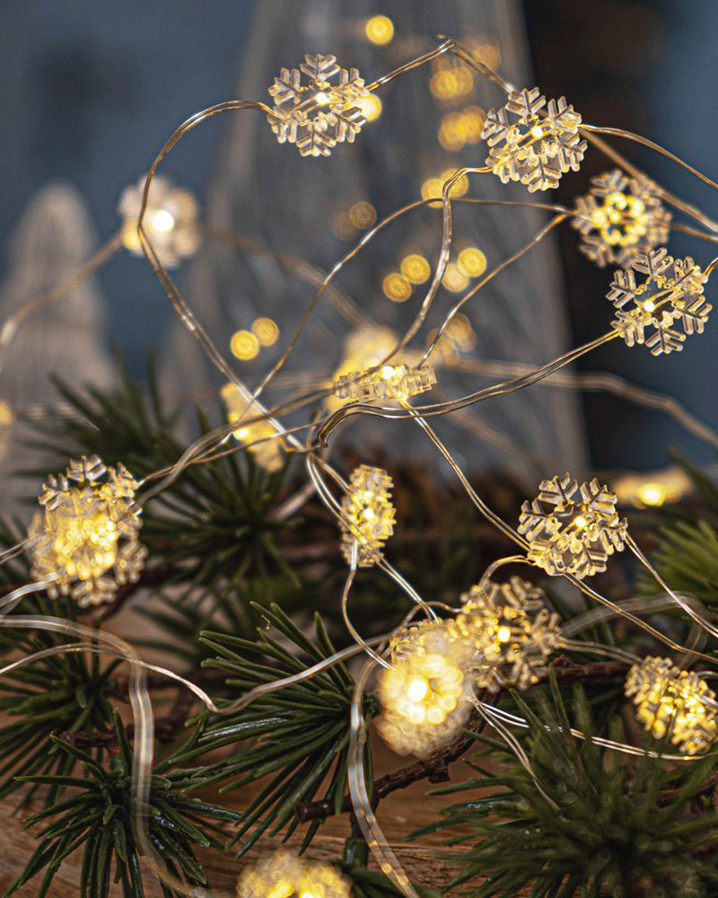 Il filo luminoso Nynne Snowflake di Sirius in vendita su Sediarreda è composto da 40 luci LED fisse circondate da piccoli fiocchi di neve che lo rendono decorativo. È alimentato a batterie e il filo color argento è disponibile anche nella variante verde. Misura 390 cm. Prezzo 12 euro. https://www.sediarreda.com