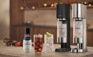 Il gasatore ensō di SodaStream ha un elegante corpo in acciaio inox disponibile in due finiture, brillante cromo ed elegante nero satinato. È pensato per un uso semplice e intuitivo grazie al cilindro CQC ad attacco rapido da inserire e al sistema Snap-Lock, per agganciare la bottiglia con un gesto veloce e sicuro. A completare il set, la bottiglia coordinata da 1 litro in PET con inserti in acciaio, priva di BPA e lavabile in lavastoviglie. Prezzo 199,90 euro. www.sodastream.it Il gasatore ensō di SodaStream ha un elegante corpo in acciaio inox disponibile in due finiture, brillante cromo ed elegante nero satinato. È pensato per un uso semplice e intuitivo grazie al cilindro CQC ad attacco rapido da inserire e al sistema Snap-Lock, per agganciare la bottiglia con un gesto veloce e sicuro. A completare il set, la bottiglia coordinata da 1 litro in PET con inserti in acciaio, priva di BPA e lavabile in lavastoviglie. Prezzo 199,90 euro. www.sodastream.it