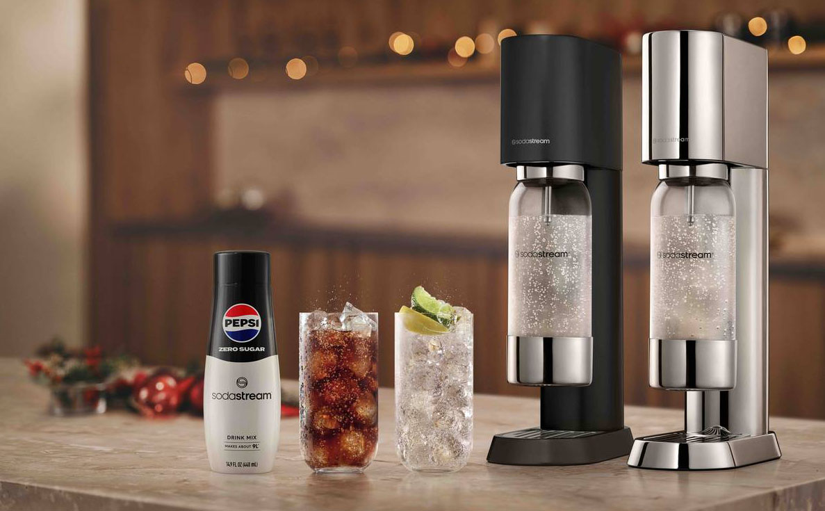 Il gasatore ensō di SodaStream ha un elegante corpo in acciaio inox disponibile in due finiture, brillante cromo ed elegante nero satinato. È pensato per un uso semplice e intuitivo grazie al cilindro CQC ad attacco rapido da inserire e al sistema Snap-Lock, per agganciare la bottiglia con un gesto veloce e sicuro. A completare il set, la bottiglia coordinata da 1 litro in PET con inserti in acciaio, priva di BPA e lavabile in lavastoviglie. Prezzo 199,90 euro. www.sodastream.it Il gasatore ensō di SodaStream ha un elegante corpo in acciaio inox disponibile in due finiture, brillante cromo ed elegante nero satinato. È pensato per un uso semplice e intuitivo grazie al cilindro CQC ad attacco rapido da inserire e al sistema Snap-Lock, per agganciare la bottiglia con un gesto veloce e sicuro. A completare il set, la bottiglia coordinata da 1 litro in PET con inserti in acciaio, priva di BPA e lavabile in lavastoviglie. Prezzo 199,90 euro. www.sodastream.it
