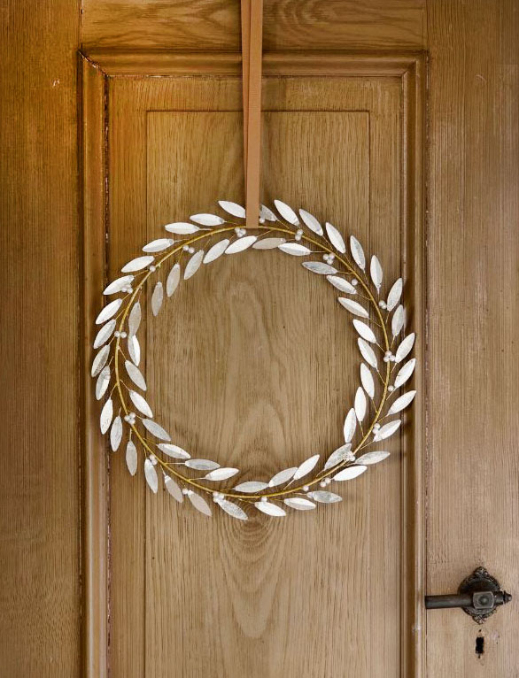 Preziosa e raffinata la ghirlanda Leaf di Bungalow in vendita su Westwing: è composta da piccole foglie realizzate a mano in ferro argentato. Può essere appesa alla porta d'ingresso o su una parete interna. Misura Ø 42 x H 5 cm. Prezzo 49,99 euro. https://www.westwing.it