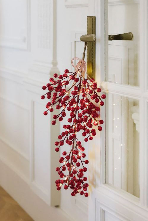 La ghirlanda Phanya di Sklum sta bene anche appesa alla maniglia della porte per rendere suggestiva l'atmosfera di casa nelle giornate di festa, infatti è corredata di una serie di luci LED che fanno capolino tra le bacche rosse. È realizzata in plastica e ferro ed è alimentata a batterie. Misura Ø 15 x H 60 cm. Prezzo 7,95 euro. https://www.sklum.com