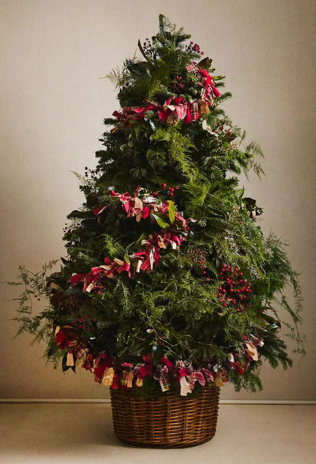 La ghirlanda natalizia di Zara Home è realizzata artigianalmente con nastri, tinta unita e fantasia, nelle tonalità del bianco e del rosso intrecciati su un lungo spago. Misura L 190 cm. Prezzo 29,99 euro. https://www.zarahome.com