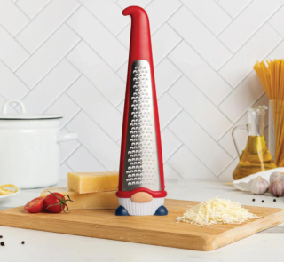 Il cappello a punta dello gnomo Pepito di Ototo diventa una presa pratica per grattugiare parmigiano, scorza di limone, ma anche cioccolato. In acciaio inossidabile, è lavabile in lavastoviglie. Prezzo: 20 euro. www.phorma.com Il cappello a punta dello gnomo Pepito di Ototo diventa una presa pratica per grattugiare parmigiano, scorza di limone, ma anche cioccolato. In acciaio inossidabile, è lavabile in lavastoviglie. Prezzo: 20 euro. www.phorma.com