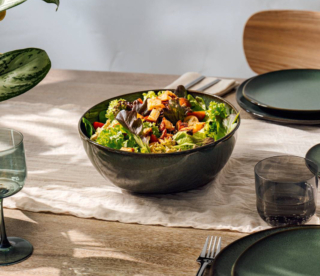 Multiuso, l’insalatiera o scodella da portata Lave Vert di Villeroy & Boch è utile in cucina anche per miscelare gli ingredienti. In terracotta, è capiente 2,2 litri ed è utilizzabile anche nel microonde. Prezzo 49,90 euro. www.villeroy-boch.it Multiuso, l’insalatiera o scodella da portata Lave Vert di Villeroy & Boch è utile in cucina anche per miscelare gli ingredienti. In terracotta, è capiente 2,2 litri ed è utilizzabile anche nel microonde. Prezzo 49,90 euro. www.villeroy-boch.it