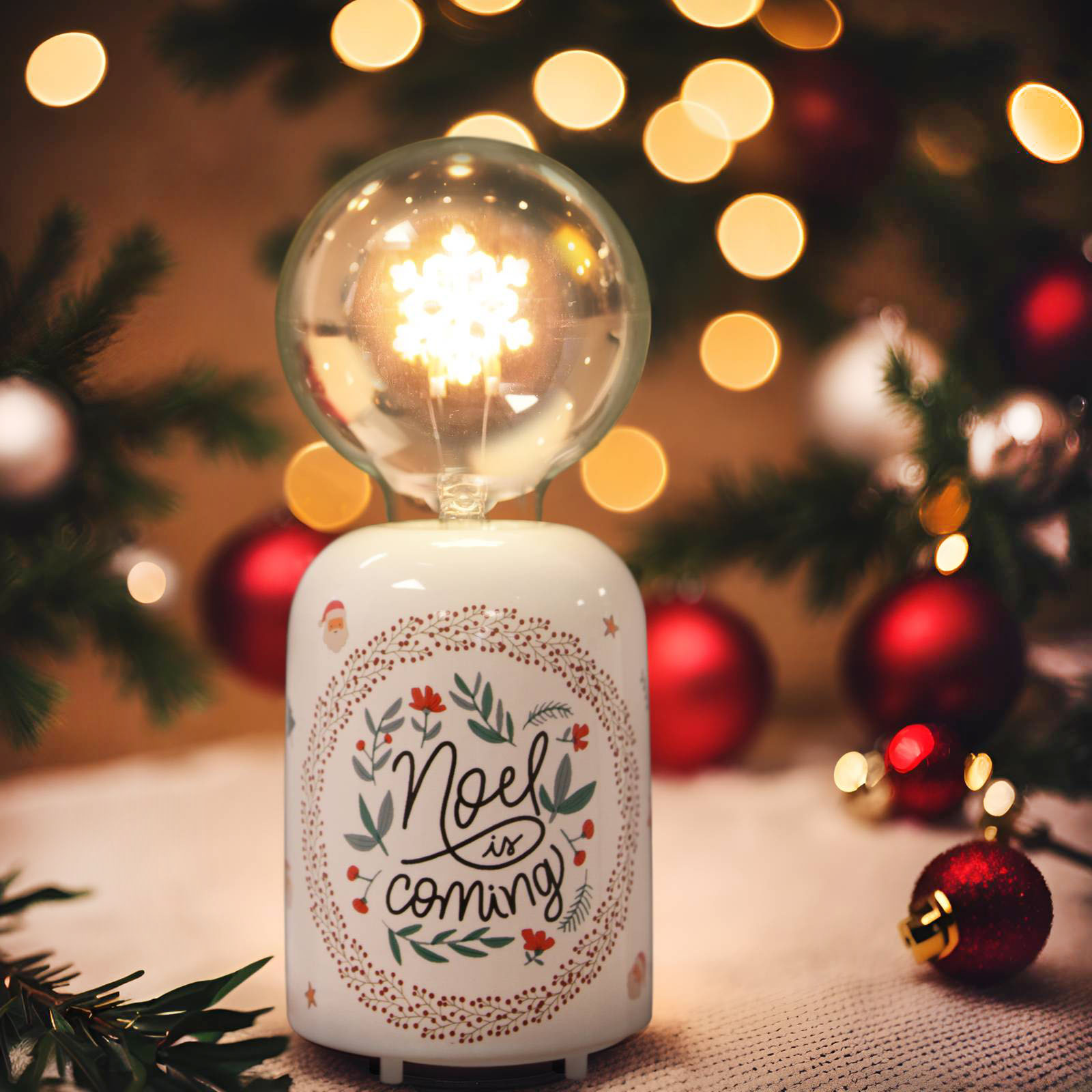 La lampada Fiocco di Kasanova è composta da una base in ceramica bianca decorata con una scritta natalizia e da una lampadina con luce led a forma di fiocco di neve che dà vita ad un'atmosfera magica e suggestiva in ogni spazio della casa, dalla cameretta al salotto. È dotata di una batteria al litio che si ricarica con cavo usb. Misura Ø 8,2 x H 20 cm. Prezzo 14,90 euro. https://www.kasanova.com