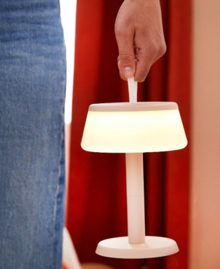 La lampada da tavolo portatile Too Touch di Inspire (Ref. 89736656) in vendita da Leroy Merlin è realizzata in materiale plastico rosa cipria e può essere composta in tre diverse dimensioni. È dotata di una sorgente luminosa a Led integrata e ricaricabile ed è dimmerabile per regolare l'intensità luminosa. Misura Ø 14,2 x H 24 cm. Prezzo 24,99 euro. https://www.leroymerlin.it La lampada da tavolo portatile Too Touch di Inspire (Ref. 89736656) in vendita da Leroy Merlin è realizzata in materiale plastico rosa cipria e può essere composta in tre diverse dimensioni. È dotata di una sorgente luminosa a Led integrata e ricaricabile ed è dimmerabile per regolare l'intensità luminosa. Misura Ø 14,2 x H 24 cm. Prezzo 24,99 euro. https://www.leroymerlin.it