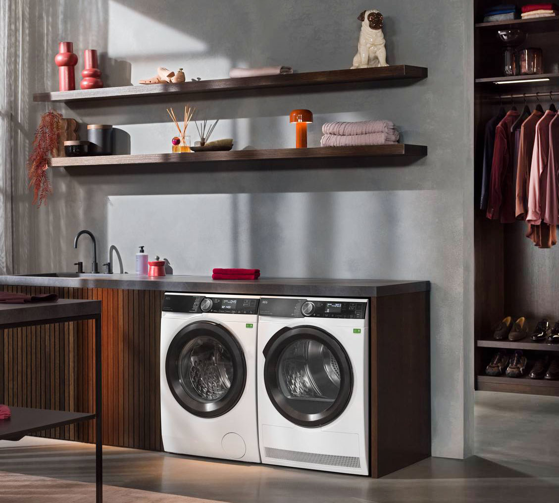 Capiente 10 kg, la lavatrice Serie 9000 AbsoluteCare LR9FA104SY di Aeg ha programmi a 30°C per la rimozione delle macchie in meno di 1 ora: quello AbsoluteWash da 49 min, che filtra l'acqua dai minerali dannosi per assicurare una cura dei tessuti impeccabile, consuma il 30% in meno di energia rispetto a un ciclo cotone a 40 °C, offrendo un notevole risparmio. La Tecnologia PowerCare invece premiscela detersivo e ammorbidente con acqua prima di distribuirli nel cesto, in modo che si disciolgano completamente e consentendo un lavaggio di un’ora a soli 30°. Misura L 60 x P 66 x H 85 cm. Prezzo 1.395 euro. www.aeg.it