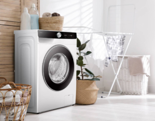 Slim, la lavatrice AI Control Slim WW90DG6G94LKU3 di Samsung ha capacità di 9 kg. Il programma Ecolavaggio Rapido 39' completa un ciclo di lavaggio giornaliero in soli 39 minuti perché grazie alla funzione Speed Spray, risciacqua i capi con maggiore efficacia e aumenta la velocità di centrifuga per completare il lavaggio più velocemente. Funziona con sistema Ecobubble™ che permette risultati ottimali a basse temperature, anche 30°, perché trasforma il detersivo in una schiuma di micro-bolle ricca di aria prima del lavaggio, permettendo una rimozione più efficace dello sporco e delle macchie, anche a basse temperature. la lavatrice può essere gestita anche da remoto tramite l’App SmartThings e grazie all’Intelligenza Artificiale personalizza automaticamente i cicli in base alle abitudini. Misura L 60 x P 48 x H 85 cm. Prezzo 699 euro. www.samsung.com