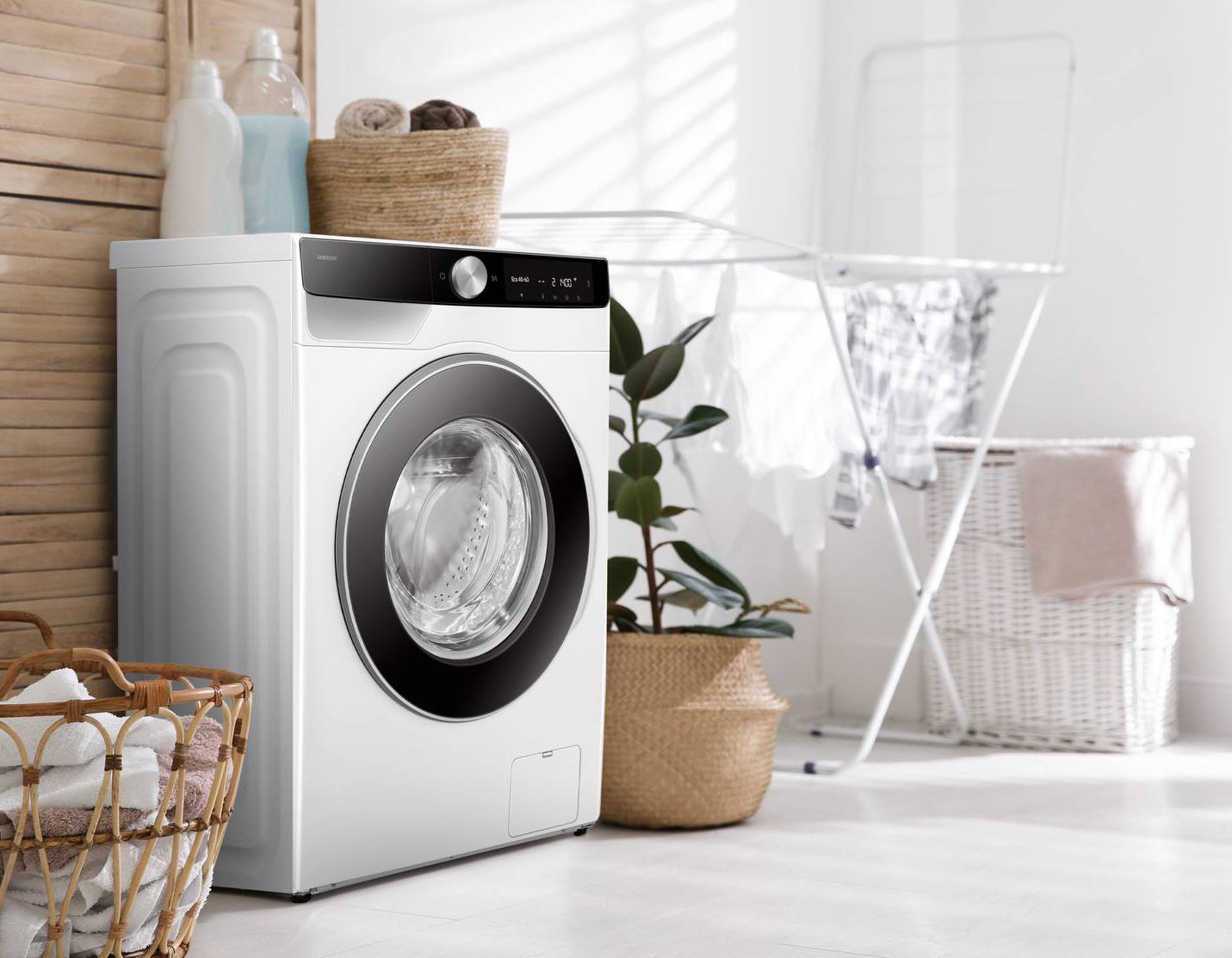 Slim, la lavatrice AI Control Slim WW90DG6G94LKU3 di Samsung ha capacità di 9 kg. Il programma Ecolavaggio Rapido 39' completa un ciclo di lavaggio giornaliero in soli 39 minuti perché grazie alla funzione Speed Spray, risciacqua i capi con maggiore efficacia e aumenta la velocità di centrifuga per completare il lavaggio più velocemente. Funziona con sistema Ecobubble™ che permette risultati ottimali a basse temperature, anche 30°, perché trasforma il detersivo in una schiuma di micro-bolle ricca di aria prima del lavaggio, permettendo una rimozione più efficace dello sporco e delle macchie, anche a basse temperature. la lavatrice può essere gestita anche da remoto tramite l’App SmartThings e grazie all’Intelligenza Artificiale personalizza automaticamente i cicli in base alle abitudini. Misura L 60 x P 48 x H 85 cm. Prezzo 699 euro. www.samsung.com