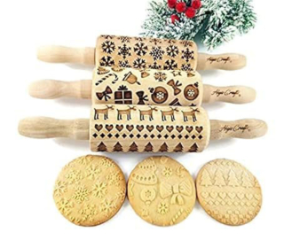 Un regalo perfetto per chi ama la pasticceria è il set natalizio di mattarelli per biscotti di Algis Crafts. I mattarelli sono in legno inciso con motivi natalizi per creare biscotti unici e creativi. Prezzo 55 euro. www.amazon.it Un regalo perfetto per chi ama la pasticceria è il set natalizio di mattarelli per biscotti di Algis Crafts. I mattarelli sono in legno inciso con motivi natalizi per creare biscotti unici e creativi. Prezzo 55 euro. www.amazon.it