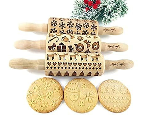 Un regalo perfetto per chi ama la pasticceria è il set natalizio di mattarelli per biscotti di Algis Crafts. I mattarelli sono in legno inciso con motivi natalizi per creare biscotti unici e creativi. Prezzo 55 euro. www.amazon.it Un regalo perfetto per chi ama la pasticceria è il set natalizio di mattarelli per biscotti di Algis Crafts. I mattarelli sono in legno inciso con motivi natalizi per creare biscotti unici e creativi. Prezzo 55 euro. www.amazon.it