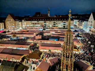 Le oltre 140 casette di legno dai tipici tetti a righe bianche e rosse del mercatino di Natale di Norimberga nella piazza centrale, l’Hauptmarkt, espongono idee regalo, decorazioni per gli addobbi della casa, dell’albero di Natale e del presepio realizzati artigianalmente in legno, paglia e vetro. Vi si trovano anche accessori moda di stoffa e lana. Anche i sapori e i profumi contribuiscono alla magia di questo mercatino, in cui non manca una grande offerta di specialità tipiche del periodo delle feste, come i famosi Lebkuchen. Dal 28 novembre al 24 dicembre 2025. Foto: Nicoletta De Rossi www.christkindlesmarkt.de