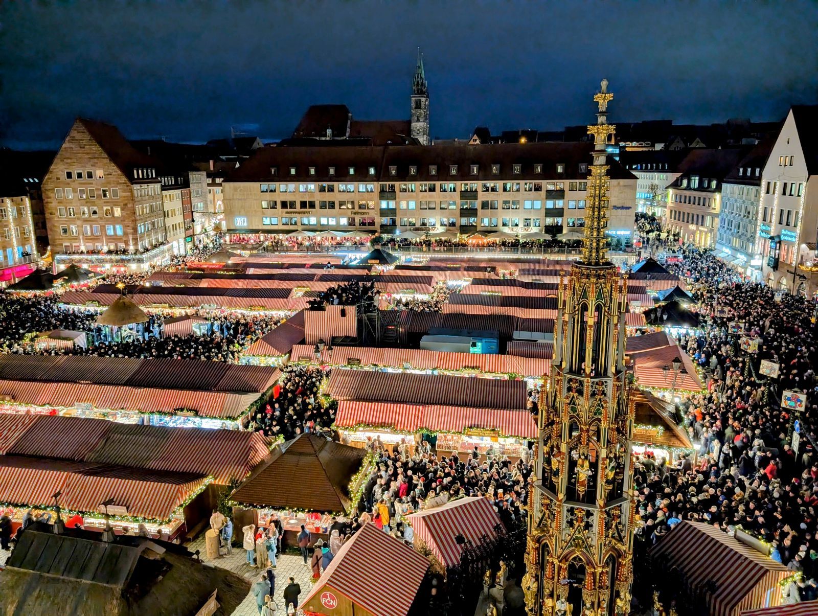 Le oltre 140 casette di legno dai tipici tetti a righe bianche e rosse del mercatino di Natale di Norimberga nella piazza centrale, l’Hauptmarkt, espongono idee regalo, decorazioni per gli addobbi della casa, dell’albero di Natale e del presepio realizzati artigianalmente in legno, paglia e vetro. Vi si trovano anche accessori moda di stoffa e lana. Anche i sapori e i profumi contribuiscono alla magia di questo mercatino, in cui non manca una grande offerta di specialità tipiche del periodo delle feste, come i famosi Lebkuchen. Dal 28 novembre al 24 dicembre 2025. Foto: Nicoletta De Rossi www.christkindlesmarkt.de