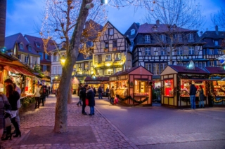 Nel cuore della città medievale di Colmar in Alsazia si svolgono sei mercatini di Natale in date differenti che incantano grandi e piccini con un'atmosfera fiabesca fra luci, addobbi e profumi inebrianti. Vi si trovano soprattutto prodotti d’artigianato e specialità regionali. Quello di Place Jeanne d'Arc si svolge dal 25 novembre al 23 dicembre 2025. Foto: Colmar Tourisme https://www.franciaturismo.net/alsazia/colmar/mercatini-natale-colmar/