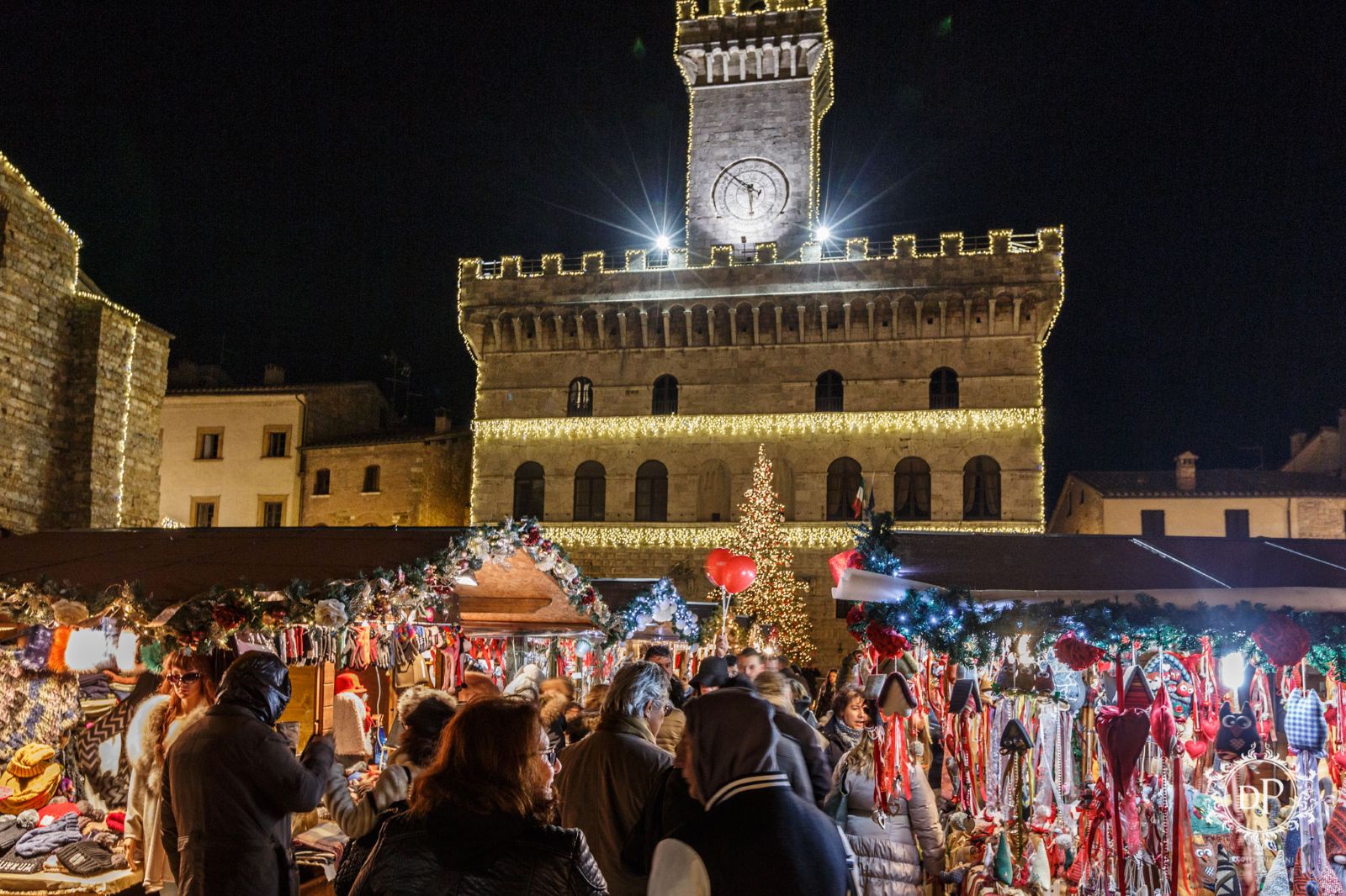 Nell’ambito di “Natale a Montepulciano” il centro storico della cittadina toscana in Piazza Grande, via San Donato e vie limitrofe si riempie di casette di legno che offrono addobbi e decori natalizi, specialità alimentari, dolci, capi di abbigliamento e pelletteria e tanti oggetti di artigianato locale. Vi si può gustare anche dell’ottimo street food. Il 22 e 23, il 29 e il 30 novembre, 6-10, 13-14 dicembre e dal 20 dicembre al 6 gennaio, dalle 10:30 alle 19:30. https://nataleamontepulciano.it/ Nell’ambito di “Natale a Montepulciano” il centro storico della cittadina toscana in Piazza Grande, via San Donato e vie limitrofe si riempie di casette di legno che offrono addobbi e decori natalizi, specialità alimentari, dolci, capi di abbigliamento e pelletteria e tanti oggetti di artigianato locale. Vi si può gustare anche dell’ottimo street food. Il 22 e 23, il 29 e il 30 novembre, 6-10, 13-14 dicembre e dal 20 dicembre al 6 gennaio, dalle 10:30 alle 19:30. https://nataleamontepulciano.it/
