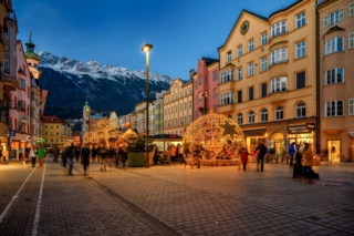 Il mercatino di Natale nel centro storico di Innsbruck è all’insegna dell’arte popolare e propone 64 bancarelle tipiche, dove si possono acquistare mandorle, personaggi del presepe scolpiti e colorati cappelli di feltro. Dal 15 novembre 2025 al 23 dicembre 2025, dalle 11 alle 21. Foto: Innsbruck Tourismus / Markus Mair https://www.christkindlmarkt.cc/it/mercatini/mercatini-innsbruck/54-0.html