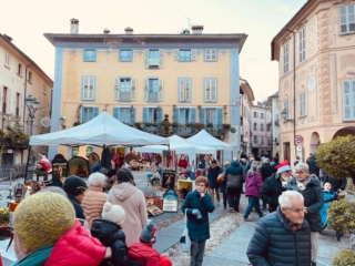 Nel centro di Varallo Sesia ai piedi del maestoso Sacro Monte di Varallo, il più antico dei Sacri Monti Piemontesi, si svolge l’8 dicembre 2025 con numerose bancarelle di prodotti tipici e hobbisti. https://www.eventivalsesia.info/notizie-dal-territorio/mercatini-di-natale-2025-in-valsesia-e-dintorni/ Nel centro di Varallo Sesia ai piedi del maestoso Sacro Monte di Varallo, il più antico dei Sacri Monti Piemontesi, si svolge l’8 dicembre 2025 con numerose bancarelle di prodotti tipici e hobbisti. https://www.eventivalsesia.info/notizie-dal-territorio/mercatini-di-natale-2025-in-valsesia-e-dintorni/
