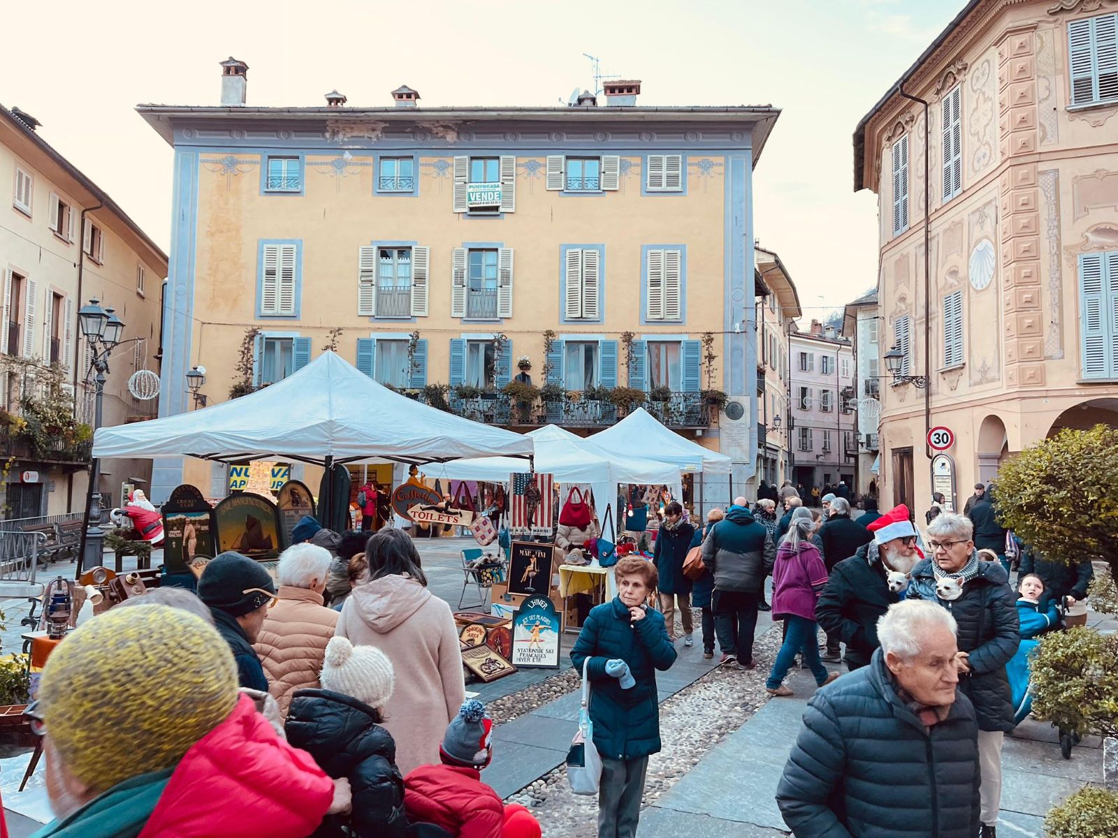 Nel centro di Varallo Sesia ai piedi del maestoso Sacro Monte di Varallo, il più antico dei Sacri Monti Piemontesi, si svolge l’8 dicembre 2025 con numerose bancarelle di prodotti tipici e hobbisti. https://www.eventivalsesia.info/notizie-dal-territorio/mercatini-di-natale-2025-in-valsesia-e-dintorni/ Nel centro di Varallo Sesia ai piedi del maestoso Sacro Monte di Varallo, il più antico dei Sacri Monti Piemontesi, si svolge l’8 dicembre 2025 con numerose bancarelle di prodotti tipici e hobbisti. https://www.eventivalsesia.info/notizie-dal-territorio/mercatini-di-natale-2025-in-valsesia-e-dintorni/