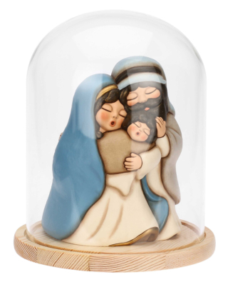 È racchiuso in una campana di vetro trasparente il mini presepe di Thun: è composto dalla Sacra Famiglia che si abbraccia teneramente. I tre personaggi sono realizzati in ceramica dipinta a mano nelle sfumature del beige e del celeste. Un oggetto dal fascino senza tempo da collezionare o regalare. Misura Ø 20,5 x H 24,5 cm. Prezzo 119 euro. https://www.thun.com