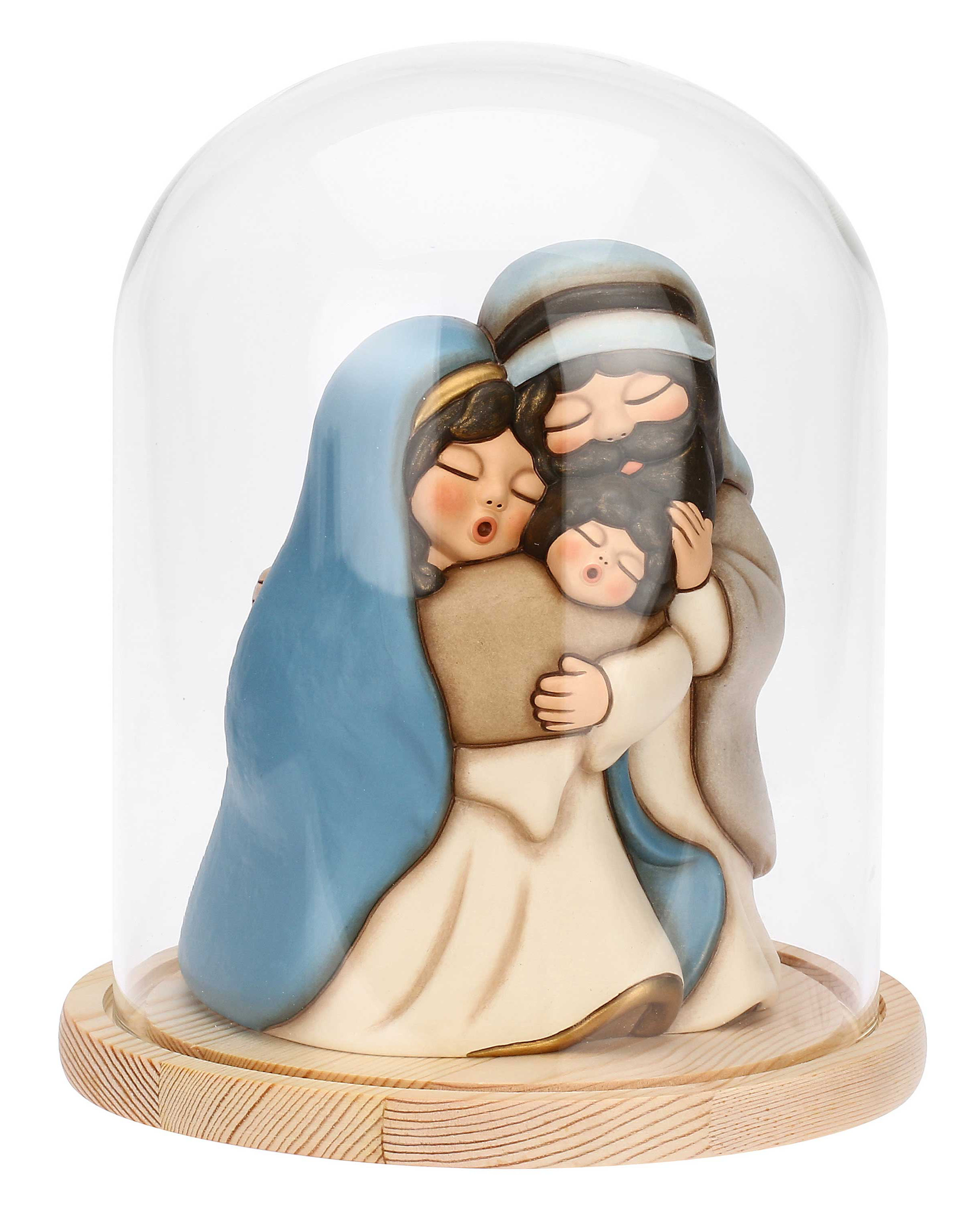 È racchiuso in una campana di vetro trasparente il mini presepe di Thun: è composto dalla Sacra Famiglia che si abbraccia teneramente. I tre personaggi sono realizzati in ceramica dipinta a mano nelle sfumature del beige e del celeste. Un oggetto dal fascino senza tempo da collezionare o regalare. Misura Ø 20,5 x H 24,5 cm. Prezzo 119 euro. https://www.thun.com