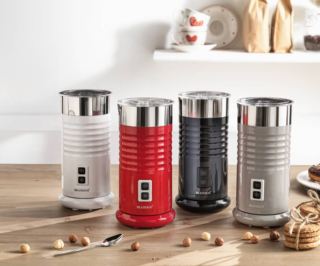Disponibile color rosso, bianco, tortora o nero, lo Schiumotto di Brandani permette di preparare a casa un cappuccino come quello del bar. Grazie alle due diverse fruste in dotazione, può infatti scaldare e montare il latte. Compatto, è in acciaio inox. Prezzo 69 euro. www.brandani.it Disponibile color rosso, bianco, tortora o nero, lo Schiumotto di Brandani permette di preparare a casa un cappuccino come quello del bar. Grazie alle due diverse fruste in dotazione, può infatti scaldare e montare il latte. Compatto, è in acciaio inox. Prezzo 69 euro. www.brandani.it