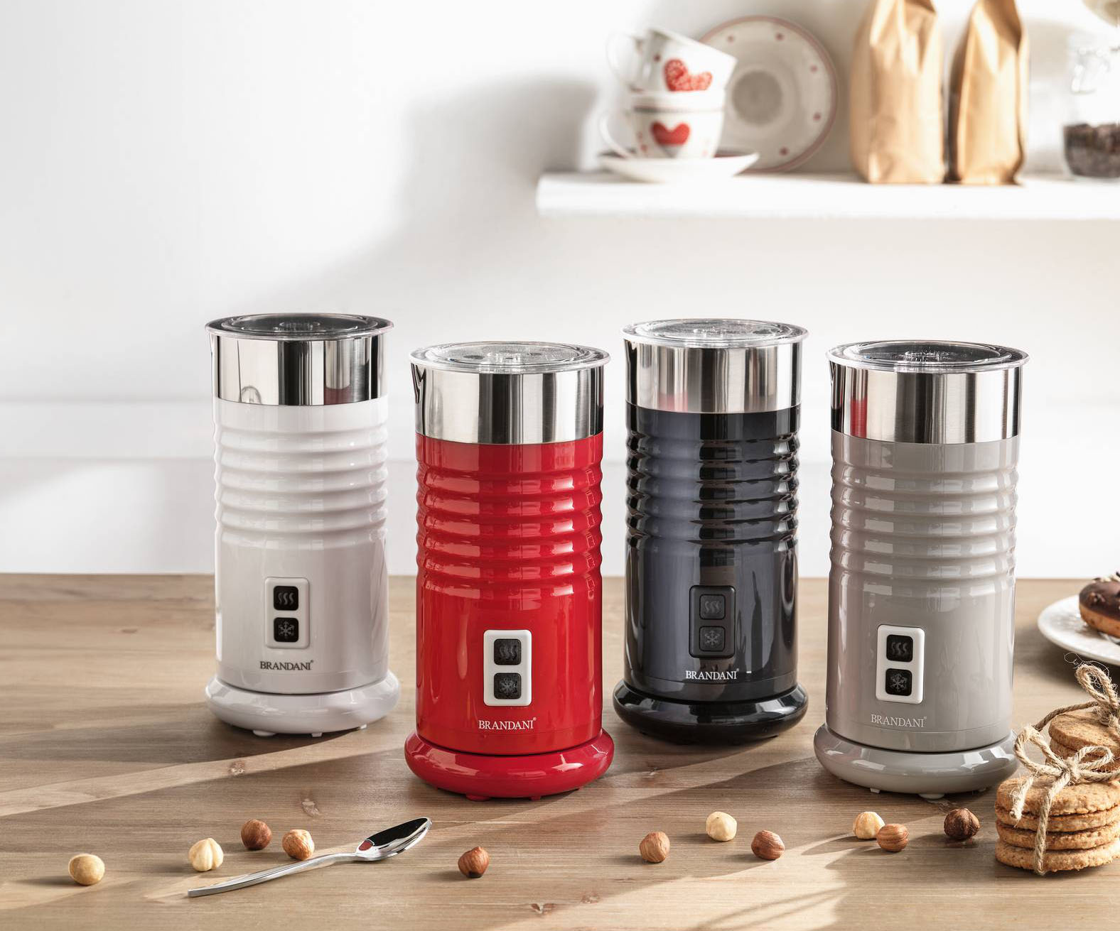 Disponibile color rosso, bianco, tortora o nero, lo Schiumotto di Brandani permette di preparare a casa un cappuccino come quello del bar. Grazie alle due diverse fruste in dotazione, può infatti scaldare e montare il latte. Compatto, è in acciaio inox. Prezzo 69 euro. www.brandani.it Disponibile color rosso, bianco, tortora o nero, lo Schiumotto di Brandani permette di preparare a casa un cappuccino come quello del bar. Grazie alle due diverse fruste in dotazione, può infatti scaldare e montare il latte. Compatto, è in acciaio inox. Prezzo 69 euro. www.brandani.it