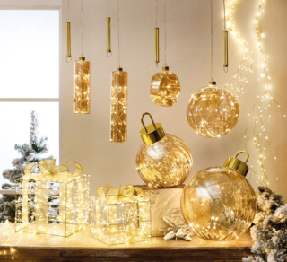 Possono essere sistemati su un mobile del living o sulla tavola delle feste i pacchi dono con la struttura stilizzata in metallo “rivestita” da centinaia di Led che diffondono una luce soffusa.  Misurano L 15 x P 15 x H 15 cm e L 20 x P 20 x H 20 cm. Prezzo 69,90 euro (per il set da 2 pezzi). Le sfere luminose in vetro con Led possono essere appoggiate per casa per un'atmosfera festosa; sono disponibili  in due formati. Misurano Ø 20 cm e Ø 25 cm. Prezzo a partire da 42 euro. Tutto di Brandani. https://shop.brandani.it