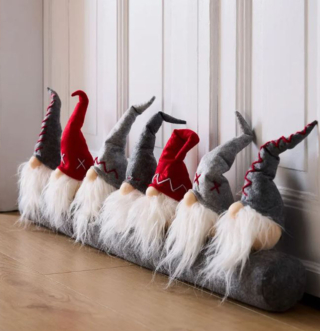 Il paraspifferi con gnomi (codice 91278895) di Bonprix è pratico e divertente, infatti permette di bloccare l'aria fredda che arriva da porte e finestre nelle giornate invernali. È realizzato in feltro colorato ed è caratterizzato dalla presenza di sette simpatici gnomi con barba e cappello. Misura L 90 x H 35 cm. Prezzo 32,99 euro. https://www.bonprix.it Il paraspifferi con gnomi (codice 91278895) di Bonprix è pratico e divertente, infatti permette di bloccare l'aria fredda che arriva da porte e finestre nelle giornate invernali. È realizzato in feltro colorato ed è caratterizzato dalla presenza di sette simpatici gnomi con barba e cappello. Misura L 90 x H 35 cm. Prezzo 32,99 euro. https://www.bonprix.it