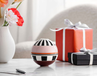 La petite Boule Set per l'aperitivo di Villeroy & Boch è una sfera che, una volta aperta, risulta composta da cinque elementi, in porcellana Premium multicolore, che permettono di apparecchiare in un attimo l'aperitivo per due: contiene due ciotoline portasalse, due scodelle da portata e un piatto da portata. Misura Ø 14,1 x H 13,8 cm. Prezzo 189 euro. https://www.villeroy-boch.it La petite Boule Set per l'aperitivo di Villeroy & Boch è una sfera che, una volta aperta, risulta composta da cinque elementi, in porcellana Premium multicolore, che permettono di apparecchiare in un attimo l'aperitivo per due: contiene due ciotoline portasalse, due scodelle da portata e un piatto da portata. Misura Ø 14,1 x H 13,8 cm. Prezzo 189 euro. https://www.villeroy-boch.it