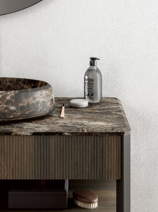 La composizione Honey di Cerasa in finitura Rovere Termocotto ha piano in marmo Port Laurent levigato e lavabo da appoggio Pool, scavato nella stessa pietra. Il piano misura L 126,4 x P 51,8 cm con uno spessore di 2 cm e costa, Iva esclusa, 988 euro. www.cerasa.it
Foto: piano per mobile lavabo collezione Honey di Cerasa