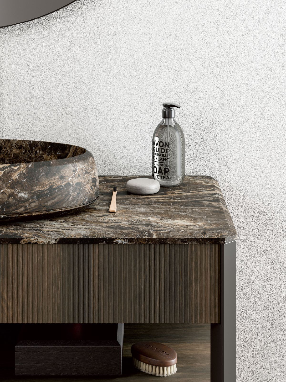 La composizione Honey di Cerasa in finitura Rovere Termocotto ha piano in marmo Port Laurent levigato e lavabo da appoggio Pool, scavato nella stessa pietra. Il piano misura L 126,4 x P 51,8 cm con uno spessore di 2 cm e costa, Iva esclusa, 988 euro. www.cerasa.it
Foto: piano per mobile lavabo collezione Honey di Cerasa