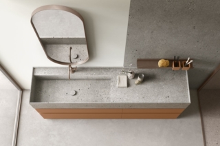 Il piano/top per lavabo Pool va a completare la collezione di arredobagno Soul di Arcom. È realizzato in Inalco Totem Gris Abujardado. Misura nel modello in foto L 205 x H 25 cm. Prezzo su richiesta. www.arcombagno.com