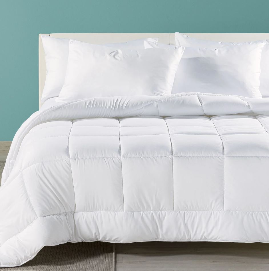 Il piumone matrimoniale Aloe Vera Gran Tepore di Caleffi garantisce calore e comfort durante le notti invernali grazie all' imbottitura in microfibra anallergica da 300 g/mq. È dotato di un rivestimento in microfibra bianca con trattamento Aloe Vera, microparticelle presenti nel tessuto in grado di rilasciare progressivamente la loro essenza attraverso lo sfregamento. È lavabile in lavatrice a 60° C. Misura L 250 x P 220 cm. Prezzo 139 euro. https://www.caleffionline.it