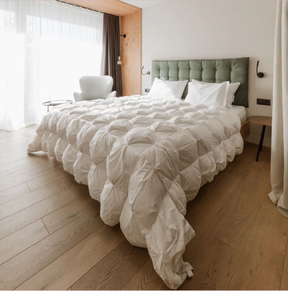 Garantisce un sonno estremamente confortevole in inverno il piumino Celebration di DaunenStep in edizione limitata: è imbottito in 100% piumino, anallergico e antiacaro, e rivestito in morbido Raso Extra Soft. L'impuntura artigianale intrecciata, con effetto a semisfera, esalta la naturale sofficità del piumino, mantiene il ripieno sempre in posizione, evitando la formazione di zone fredde e assicurando una distribuzione uniforme del calore su tutto il corpo. Viene consegnato in un elegante Borsone Premium per riporlo nei cambi di stagione. Misura L 250 x P 200 cm. Prezzo 969 euro  https://www.daunenstep.com