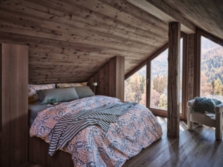 Completa il letto in inverno il plaid a righe verdi di Coincasa che sta bene posizionato ai piedi e può essere abbinato sia a lenzuola tinta unita sia fantasia. È prodotto in misto lana e cotone. Misura L 170 x P 130 cm. Prezzo 89,90 euro. https://www.coin.it
