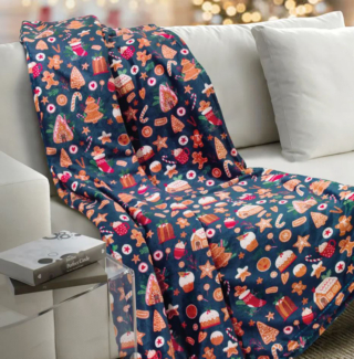 Il plaid arredo blu Biscuit di Vallesusa ha la superficie completamente decorato da allegri motivi natalizi e dolcetti colorati. È realizzato in poliestere che lo rende morbido e avvolgente, resistente e facile da lavare in lavatrice. Misura L 140 x P 200 cm. Prezzo 19,90 euro. https://www.gabel1957.com