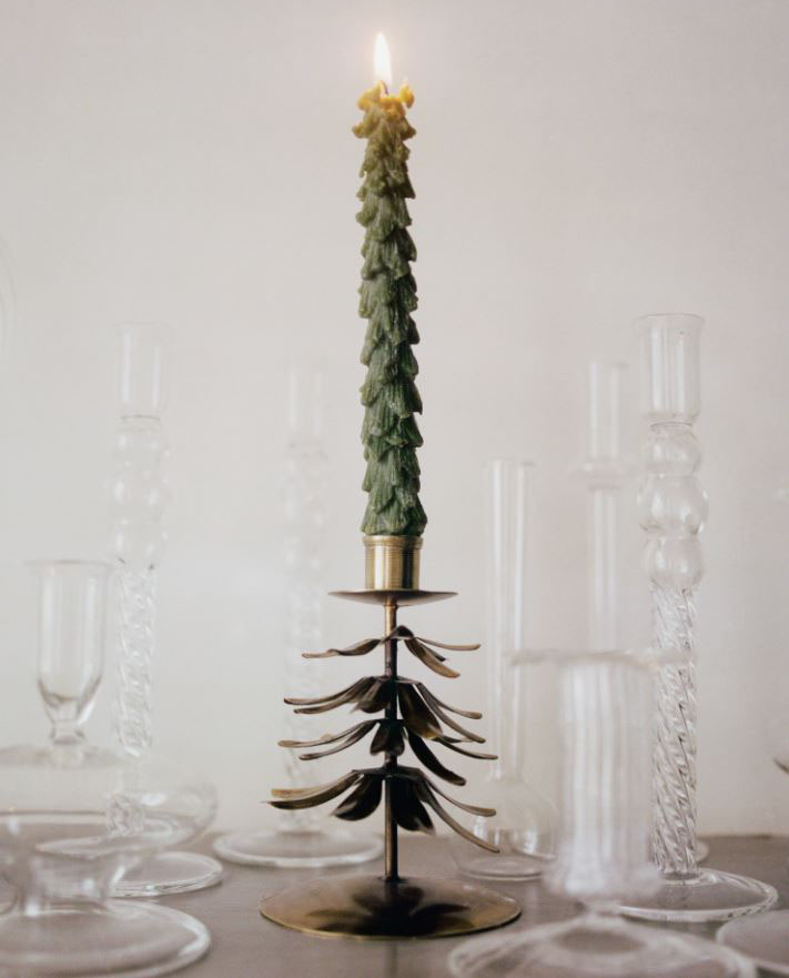 Ha un aspetto prezioso il portacandele Albero di Mango Home che è realizzato in ferro modellato con finitura color oro invecchiato. Può essere usato da solo o accostato ad altri modelli per composizioni natalizie. Misura Ø 10 x H 14 cm. Prezzo 22,99 euro. Sta bene abbinato alla candela decorativa in cera verde a forma di abete, misura Ø 5,7 x H 26,4 cm, prezzo 15,99 euro (per il set da 2 pezzi).  https://shop.mango.com