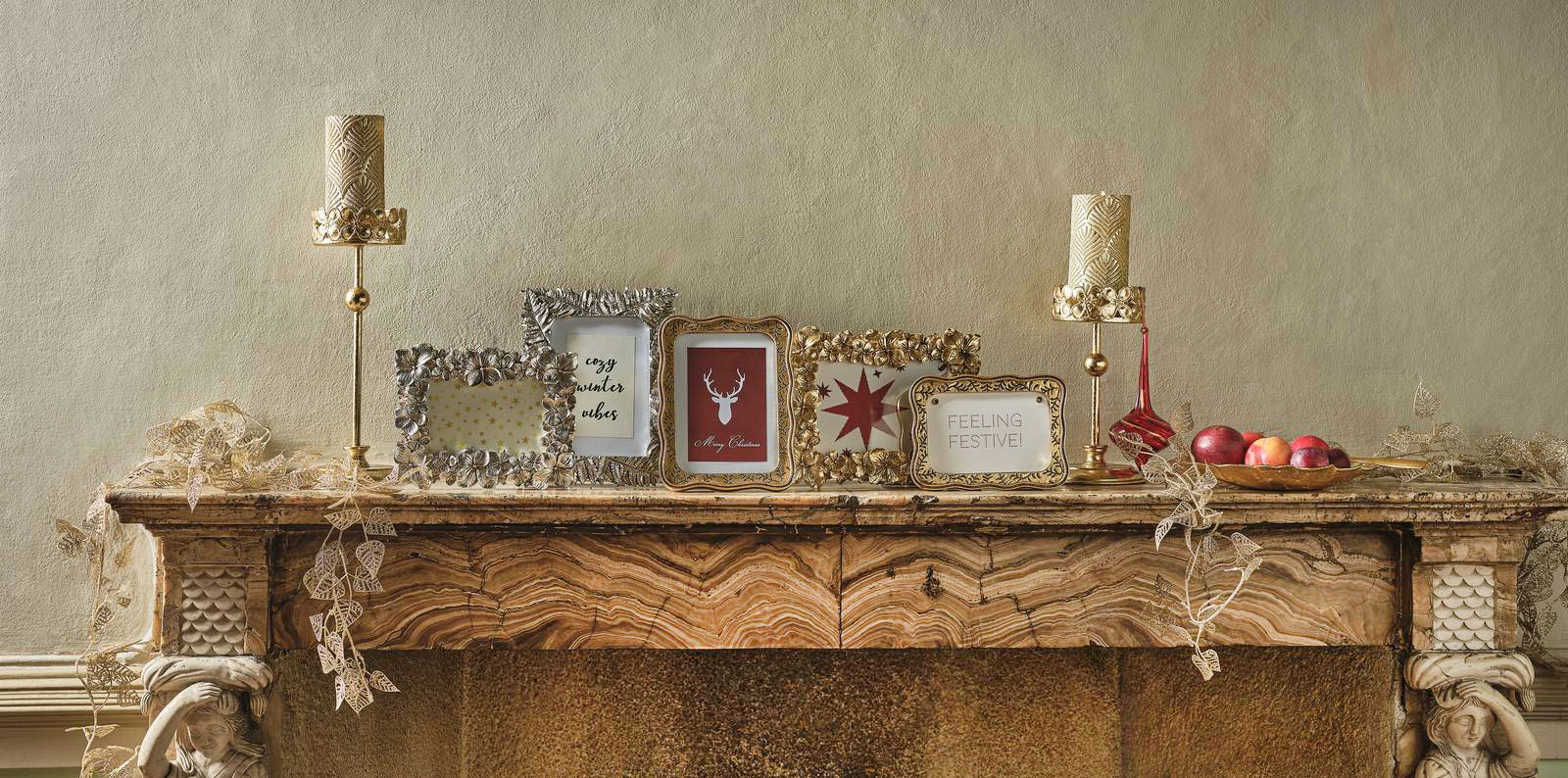 I portafoto di Coincasa hanno le cornici realizzate in poliresina, color oro e grigio argento, che si ispirano ai modelli del passato in metalli preziosi. Permettono di esporre fotografie, bigliettini di auguri e altri ricordi. Sono disponibili in due formati. Misurano L 10 x P 15 cm e L 13 x P 18 cm. Prezzo a partire da 16,90 euro. https://www.coin.it I portafoto di Coincasa hanno le cornici realizzate in poliresina, color oro e grigio argento, che si ispirano ai modelli del passato in metalli preziosi. Permettono di esporre fotografie, bigliettini di auguri e altri ricordi. Sono disponibili in due formati. Misurano L 10 x P 15 cm e L 13 x P 18 cm. Prezzo a partire da 16,90 euro. https://www.coin.it