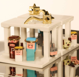 Linee squadrata per i personaggi del presepe Miracolo! di Alessi che si ispirano ai personaggi dei videogiochi. La capanna bianca ha una forma lineare e squadrata. Tutti gli elementi sono prodotti in  porcellana decorata a mano. Misura L 16 x P 12,80 x H 10,40 cm. Prezzo 150 euro. https://alessi.com