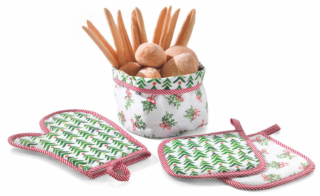 Il set natalizio in panama di puro cotone composto da un guanto, un cestino portapane e due presine appartiene alla collezione Natale in Tavola di VallesusaCasa. Prezzo 34 euro. www.gabel1957.com Il set natalizio in panama di puro cotone composto da un guanto, un cestino portapane e due presine appartiene alla collezione Natale in Tavola di VallesusaCasa. Prezzo 34 euro. www.gabel1957.com