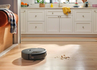 Il robot aspirapolvere e lavapavimenti 2-in-1 Roomba® 205 DustCompactor™ Combo è in grado di rimuovere e compattare lo sporco al suo interno grazie al sistema DustCompactor™ che riduce il volume dello sporco raccolto fino al 70% rispetto ai modelli tradizionali. Dotato di sensori di navigazione avanzati e di mappatura intelligente ClearView™ LiDAR, riconosce in tempo reale ostacoli, tappeti, angoli difficili e zone a traffico intenso, adattando dinamicamente il proprio percorso. Grazie alla connettività Wi-Fi e alla compatibilità con i principali assistenti vocali, l’interazione con il dispositivo risulta immediata e intuitiva. Due le colorazioni disponibili, nero o bianco. Prezzo 481 euro. www.irobot.it