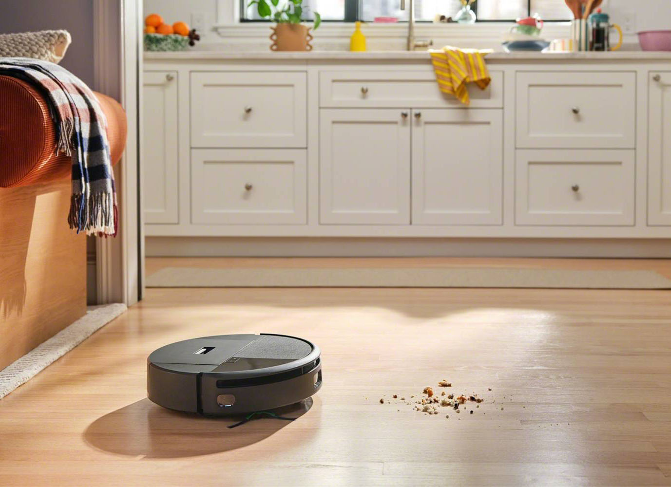 Il robot aspirapolvere e lavapavimenti 2-in-1 Roomba® 205 DustCompactor™ Combo è in grado di rimuovere e compattare lo sporco al suo interno grazie al sistema DustCompactor™ che riduce il volume dello sporco raccolto fino al 70% rispetto ai modelli tradizionali. Dotato di sensori di navigazione avanzati e di mappatura intelligente ClearView™ LiDAR, riconosce in tempo reale ostacoli, tappeti, angoli difficili e zone a traffico intenso, adattando dinamicamente il proprio percorso. Grazie alla connettività Wi-Fi e alla compatibilità con i principali assistenti vocali, l’interazione con il dispositivo risulta immediata e intuitiva. Due le colorazioni disponibili, nero o bianco. Prezzo 481 euro. www.irobot.it