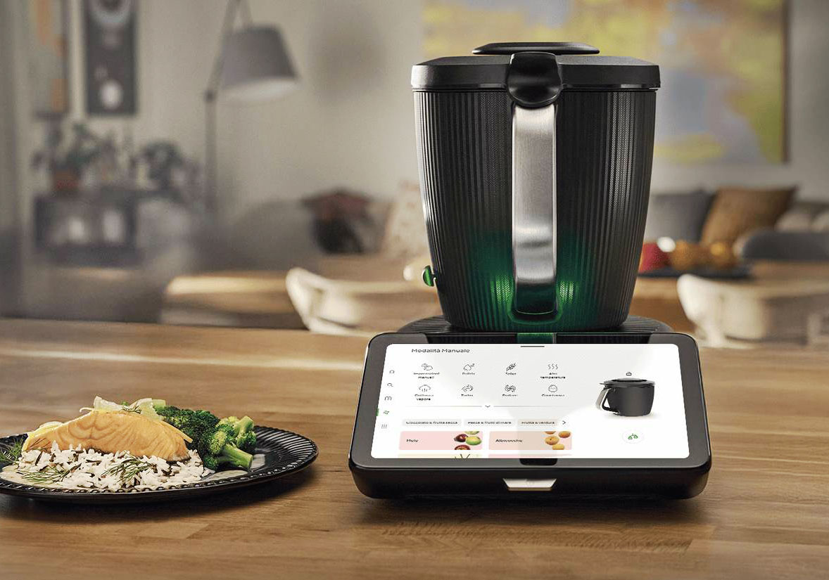 Molto elegante nella versione nera, TM7 di Bimby è capace di svolgere il lavoro di 20 elettrodomestici in uno solo, compreso quello di cucinare. Ha un’interfaccia intuitiva e un display immersivo con schermo multitouch da 10" integrato nella base. La connessione con oltre 100.000 ricette disponibili su Cookidoo lo rende infine uno strumento versatile e soprattutto facilissimo da usare. Prezzo 1.599 euro. www.vorwerk.it Molto elegante nella versione nera, TM7 di Bimby è capace di svolgere il lavoro di 20 elettrodomestici in uno solo, compreso quello di cucinare. Ha un’interfaccia intuitiva e un display immersivo con schermo multitouch da 10" integrato nella base. La connessione con oltre 100.000 ricette disponibili su Cookidoo lo rende infine uno strumento versatile e soprattutto facilissimo da usare. Prezzo 1.599 euro. www.vorwerk.it