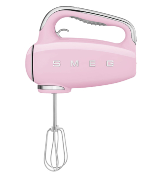 Lo sbattitore elettrico Estetica 50's Style di Smeg coniuga versatilità, efficienza e stile grazie al design iconico. È regolabile su nove livelli di velocità e ha funzione Turbo gestibili dal pannello comandi, e display a LED retroilluminato con indicazione di velocità e tempo di utilizzo, per il controllo delle lavorazioni. È disponibile in più colori. Prezzo 159 euro. www.smeg.com Lo sbattitore elettrico Estetica 50's Style di Smeg coniuga versatilità, efficienza e stile grazie al design iconico. È regolabile su nove livelli di velocità e ha funzione Turbo gestibili dal pannello comandi, e display a LED retroilluminato con indicazione di velocità e tempo di utilizzo, per il controllo delle lavorazioni. È disponibile in più colori. Prezzo 159 euro. www.smeg.com