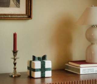 La scatola decorativa della collezione Whimsical Christmas di Westwing Collection ha l'aspetto di un piccolo pacco dono, ma è realizzata in pregiato marmo bianco e verde. Può essere usata come contenitore multifunzione o come confezione per un regalo prezioso. Misura L 12 x P 12 x H 13 cm. Prezzo 59,99 euro. https://www.westwing.it La scatola decorativa della collezione Whimsical Christmas di Westwing Collection ha l'aspetto di un piccolo pacco dono, ma è realizzata in pregiato marmo bianco e verde. Può essere usata come contenitore multifunzione o come confezione per un regalo prezioso. Misura L 12 x P 12 x H 13 cm. Prezzo 59,99 euro. https://www.westwing.it