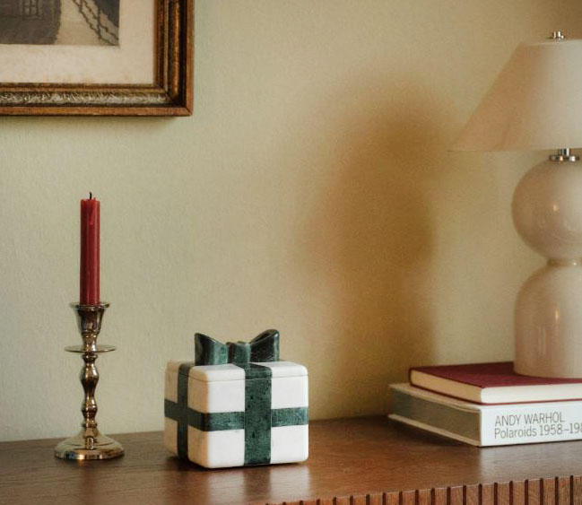 La scatola decorativa della collezione Whimsical Christmas di Westwing Collection ha l'aspetto di un piccolo pacco dono, ma è realizzata in pregiato marmo bianco e verde. Può essere usata come contenitore multifunzione o come confezione per un regalo prezioso. Misura L 12 x P 12 x H 13 cm. Prezzo 59,99 euro. https://www.westwing.it La scatola decorativa della collezione Whimsical Christmas di Westwing Collection ha l'aspetto di un piccolo pacco dono, ma è realizzata in pregiato marmo bianco e verde. Può essere usata come contenitore multifunzione o come confezione per un regalo prezioso. Misura L 12 x P 12 x H 13 cm. Prezzo 59,99 euro. https://www.westwing.it